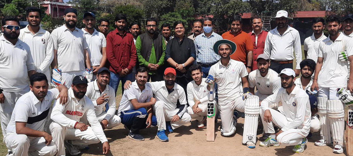 Winning team posing for a group photograph with chief guest Abhay Gupta Pargal and other dignitaries at Jammu. Winning team posing for a group photograph with chief guest Abhay Gupta Pargal and other dignitaries at Jammu.