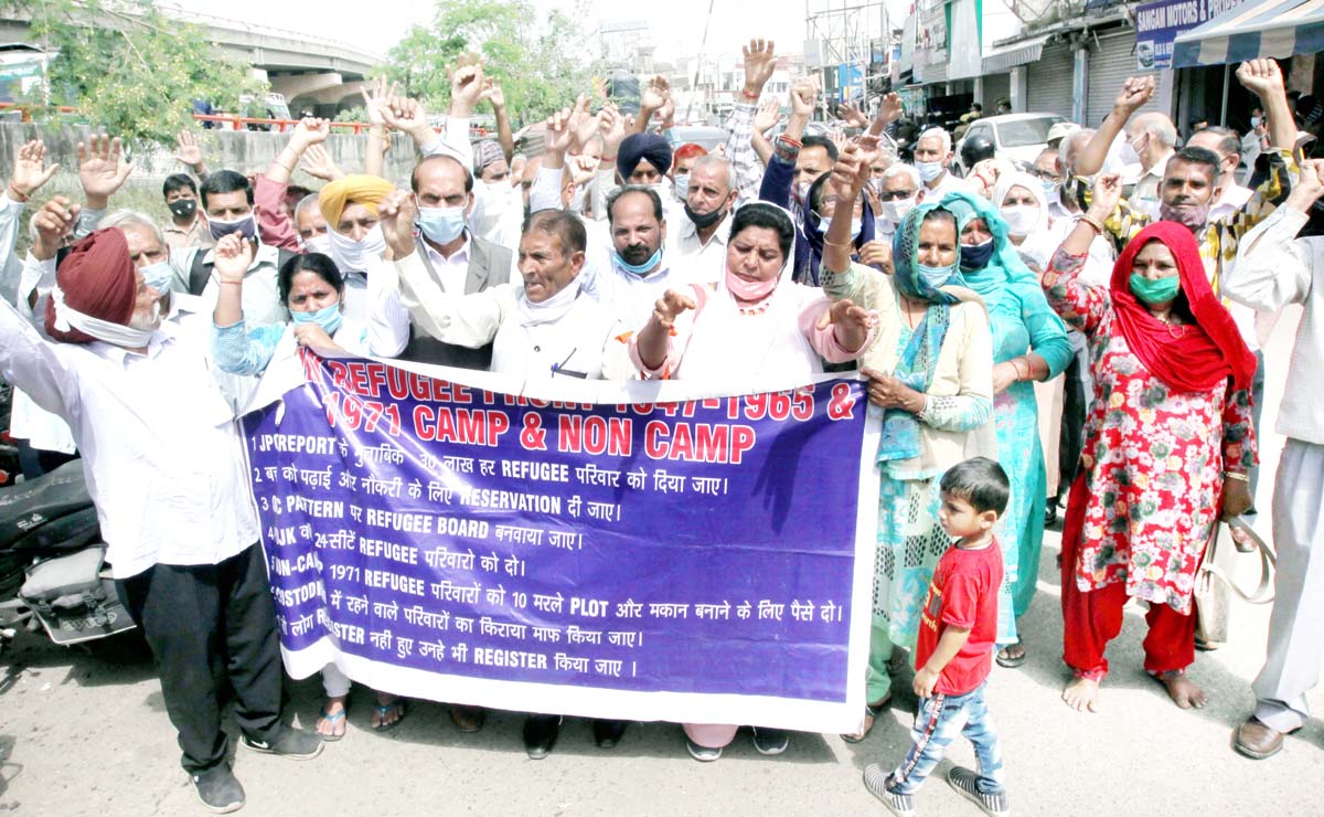 DPs from PoJK staging protest demonstration near Press Club in Jammu on Tuesday. -Excelsior/Rakesh DPs from PoJK staging protest demonstration near Press Club in Jammu on Tuesday. -Excelsior/Rakesh