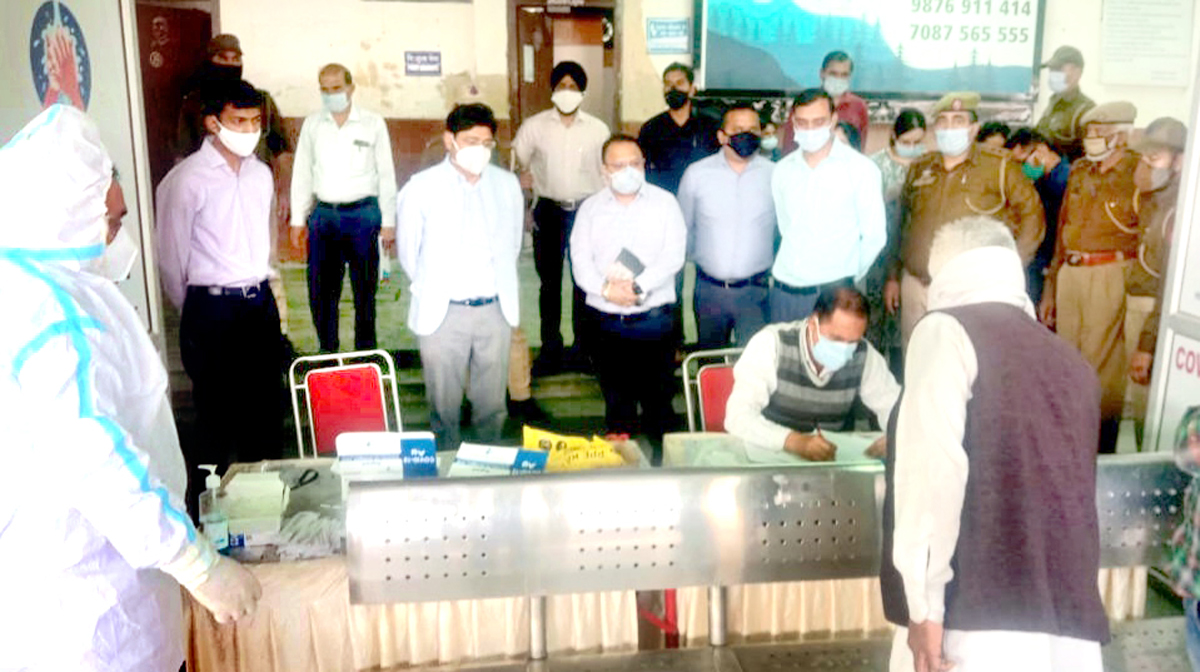 Div Com Jammu Dr Raghav Langer visiting Railway Station Jammu. Div Com Jammu Dr Raghav Langer visiting Railway Station Jammu.