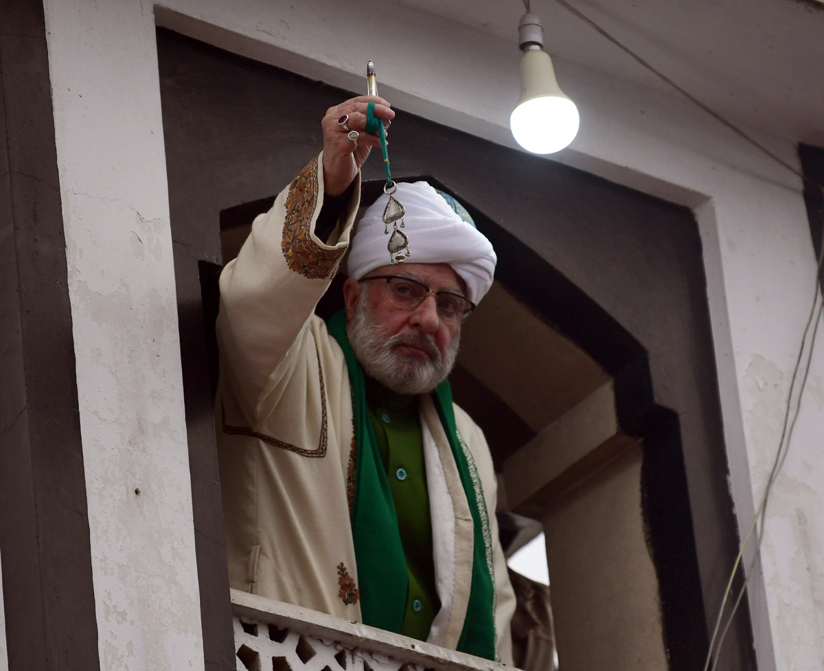 A Kashmiri Muslim cleric displays a holy relic believed to contain a hair from the beard of Prophet Muhammed on the occasion of Shab-e-Meraj at famous Hazratbal shrine in Srinagar on Friday. -Excelsior/Shakeel A Kashmiri Muslim cleric displays a holy relic believed to contain a hair from the beard of Prophet Muhammed on the occasion of Shab-e-Meraj at famous Hazratbal shrine in Srinagar on Friday. -Excelsior/Shakeel