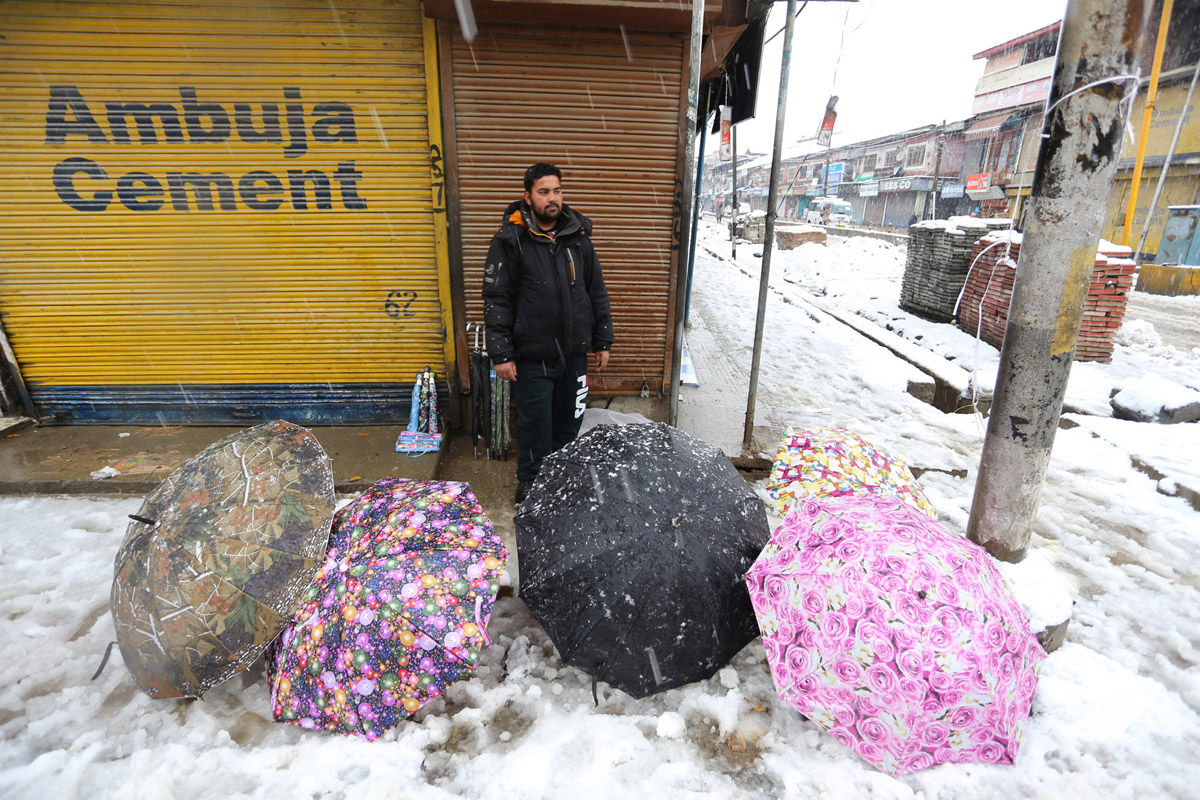 A view of fresh snowfall in North Kashmir’s Baramulla district. -Excelsior/Aabid Nabi A view of fresh snowfall in North Kashmir’s Baramulla district. -Excelsior/Aabid Nabi