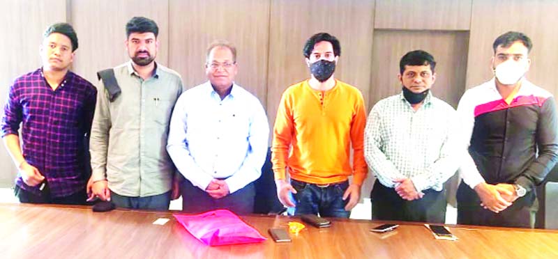 A delegation of apple growers of Kashmir posing for a photograph with Sopan Kanchan, founder Mahagrapes. A delegation of apple growers of Kashmir posing for a photograph with Sopan Kanchan, founder Mahagrapes.