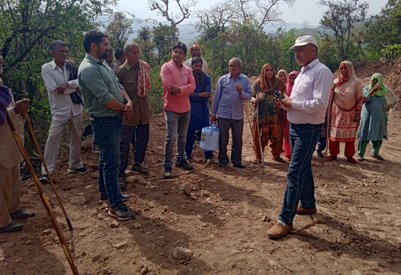 Villagers protesting against changing alignment of road in Damlar block of Mahanpur on Saturday. -Excelsior/Pardeep Villagers protesting against changing alignment of road in Damlar block of Mahanpur on Saturday. -Excelsior/Pardeep