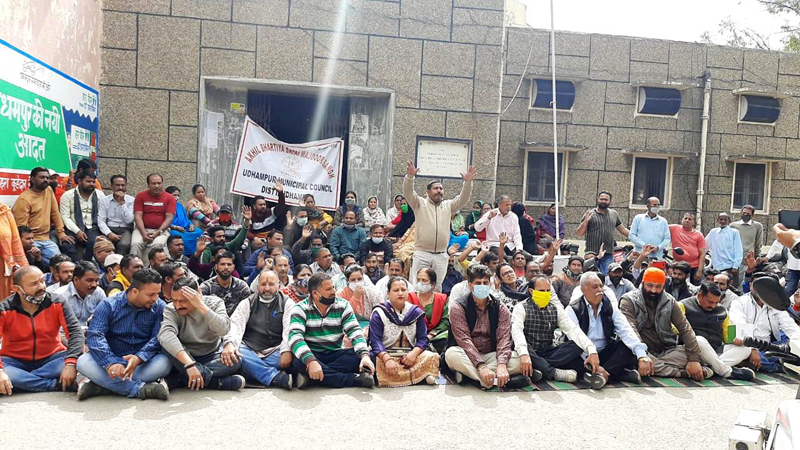 Municipal Councilors joining the dharna by Safai Karamcharis in front of Municipal Committee office. Municipal Councilors joining the dharna by Safai Karamcharis in front of Municipal Committee office.