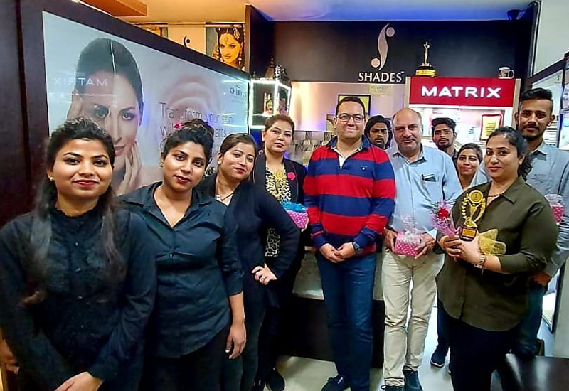 Participants of 'Skin Workshop' along with experts of 'Shades The Salon' posing for a group photograph. Participants of 'Skin Workshop' along with experts of 'Shades The Salon' posing for a group photograph.