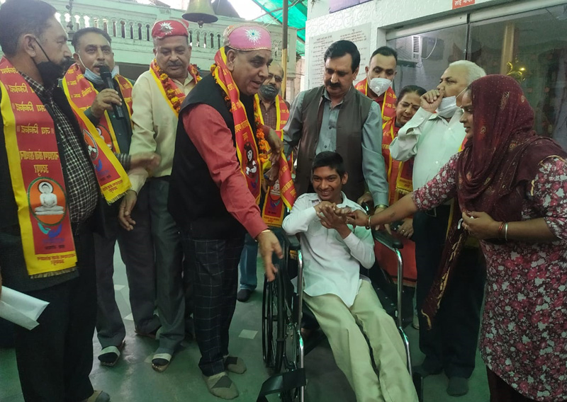 JMC Mayor Chander Mohan Gupta handing over a wheel chair to a physically handicapped boy. JMC Mayor Chander Mohan Gupta handing over a wheel chair to a physically handicapped boy.
