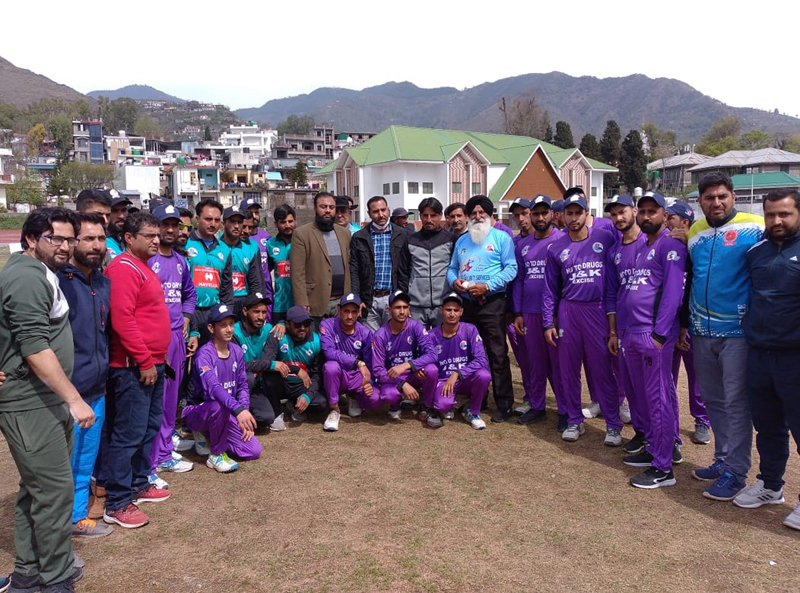 Players and dignitaries posing for group photograph.
