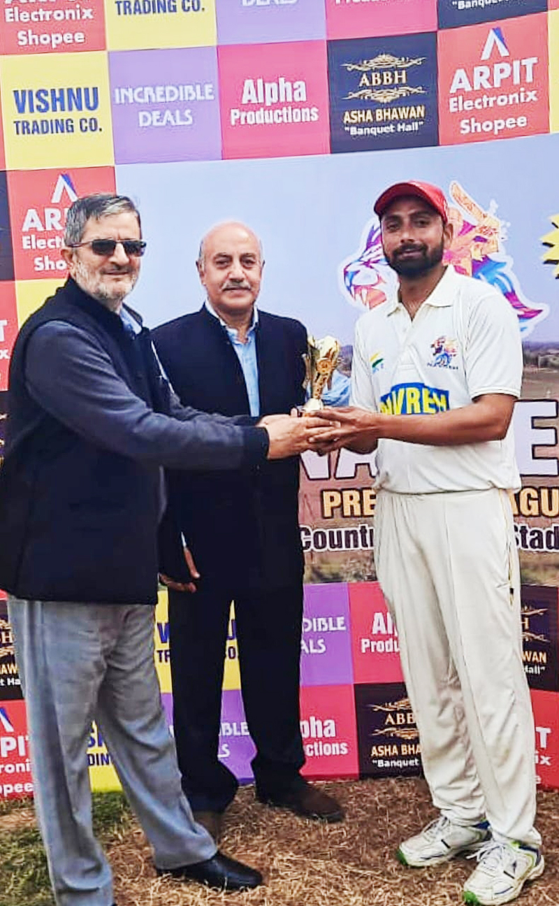 Dignitaries presenting trophy to man of the match winner. Dignitaries presenting trophy to man of the match winner.