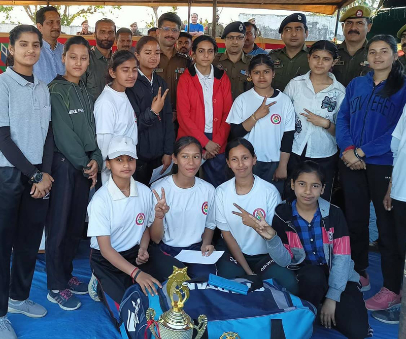 SSP Samba, Rajesh Sharma posing a photograph with winning women team at Samba on Friday. SSP Samba, Rajesh Sharma posing a photograph with winning women team at Samba on Friday.