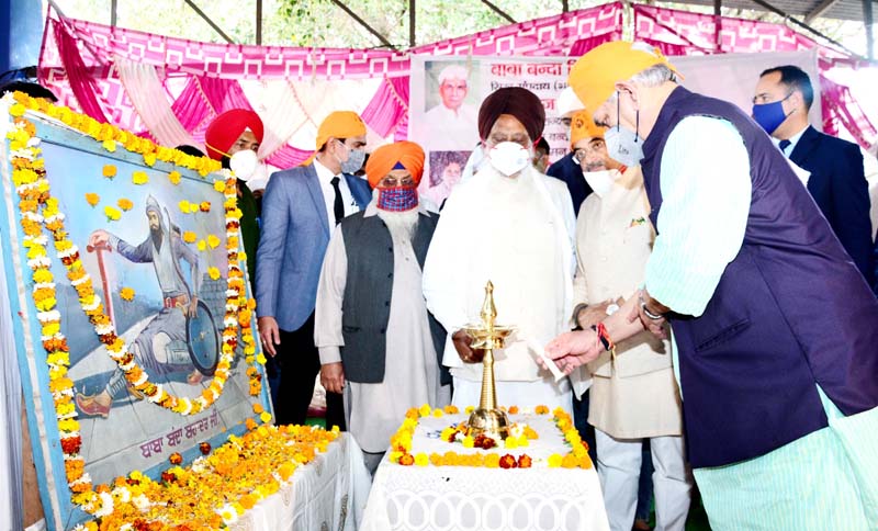 Lt Governor M K Sinha paying obeisance at Gurudwara Dera Baba Banda Singh Ji Bahadur at Reasi on Monday. Lt Governor M K Sinha paying obeisance at Gurudwara Dera Baba Banda Singh Ji Bahadur at Reasi on Monday.