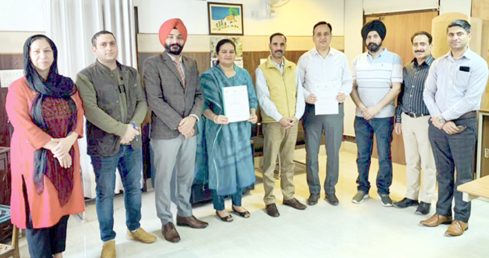 Principal GCET Jammu, Sameru Sharma displaying copy of MoU in the presence of others. Principal GCET Jammu, Sameru Sharma displaying copy of MoU in the presence of others.