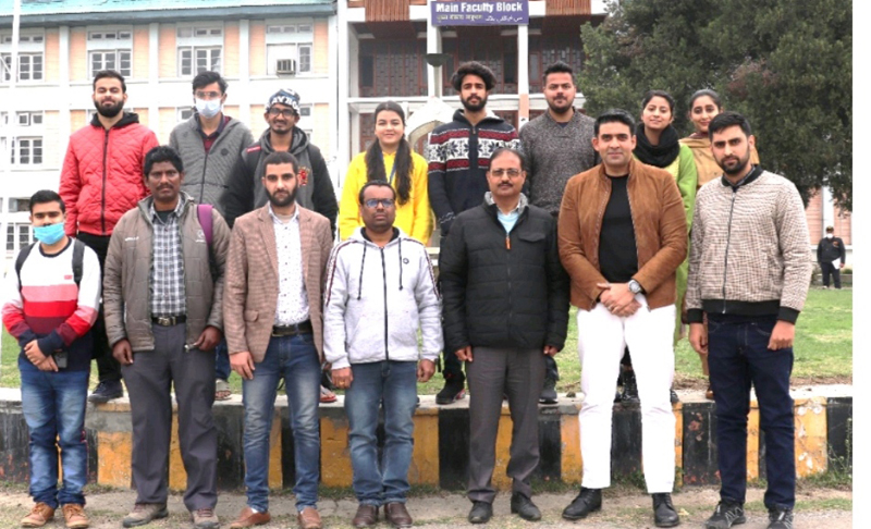 A team of NIT Srinagar along with Director Sales India, WD and others posing for a group photograph. A team of NIT Srinagar along with Director Sales India, WD and others posing for a group photograph.