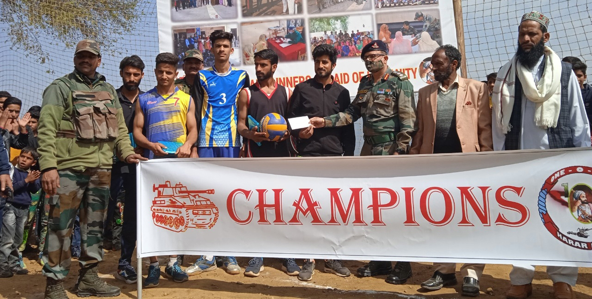 Commanding Officer presenting cash prizes to winner team at Mendhar on Wednesday. Commanding Officer presenting cash prizes to winner team at Mendhar on Wednesday.