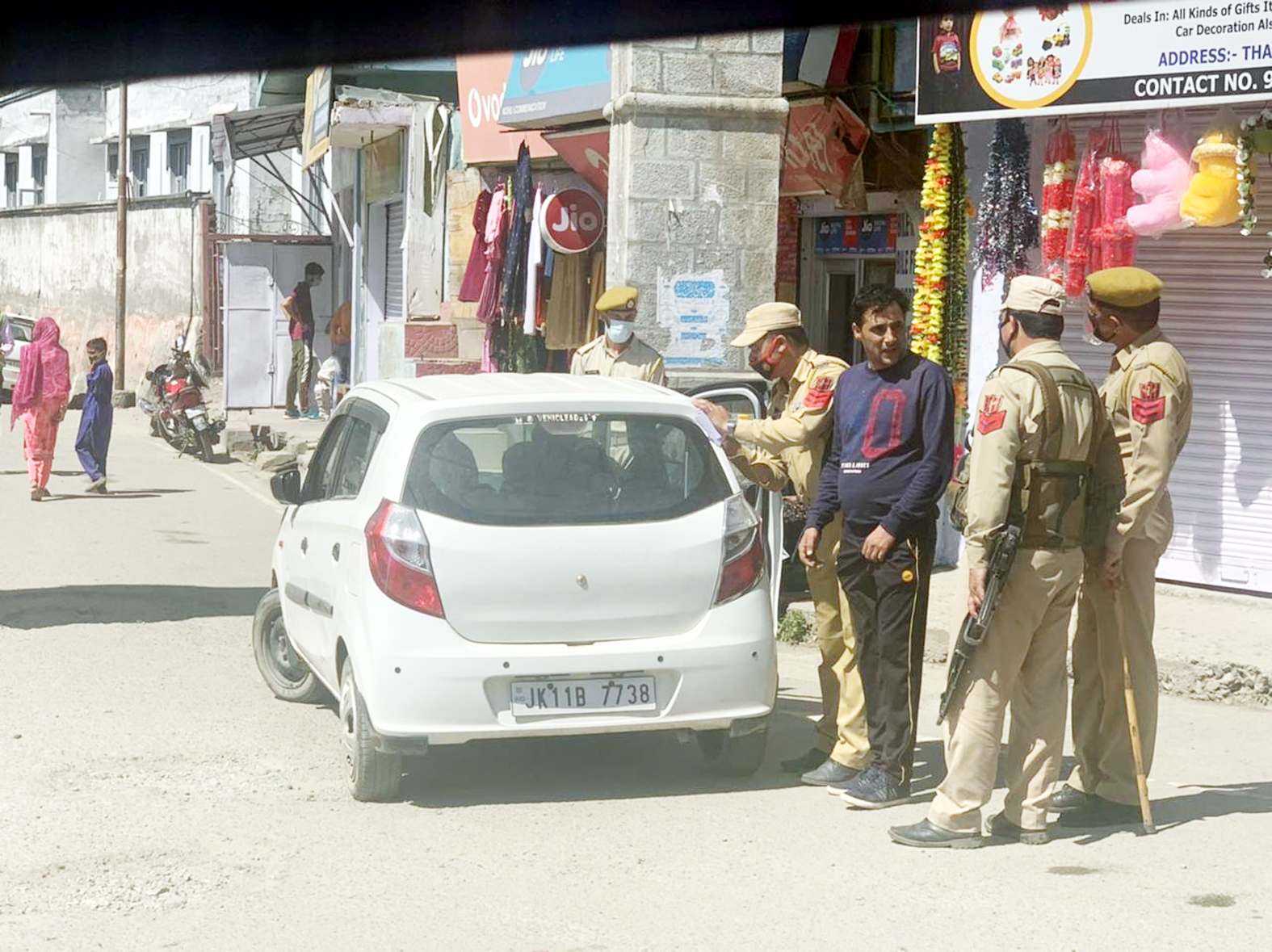 Police teams checking public and imposing fine for not wearing face masks at Rajouri town on Saturday. Police teams checking public and imposing fine for not wearing face masks at Rajouri town on Saturday.