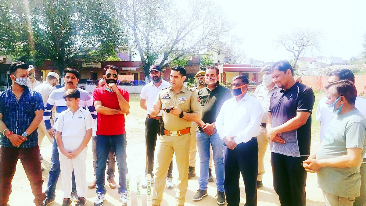 SHO Akhnoor Inspector Hilal Azhar giving tips to cricketers. SHO Akhnoor Inspector Hilal Azhar giving tips to cricketers.