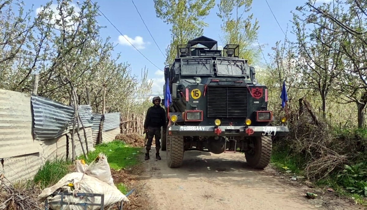 Security personnel during encounter at Zeipora in Shopian on Monday. -Excelsior/Younis Khaliq Security personnel during encounter at Zeipora in Shopian on Monday. -Excelsior/Younis Khaliq