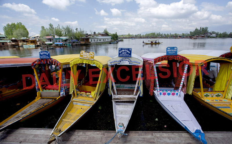 Deserted ‘Shikaras’ on the banks of Dal lake in Srinagar as tourists stay away from Kashmir due to Coronavirus. -Excelsior/Shakeel Deserted ‘Shikaras’ on the banks of Dal lake in Srinagar as tourists stay away from Kashmir due to Coronavirus. -Excelsior/Shakeel