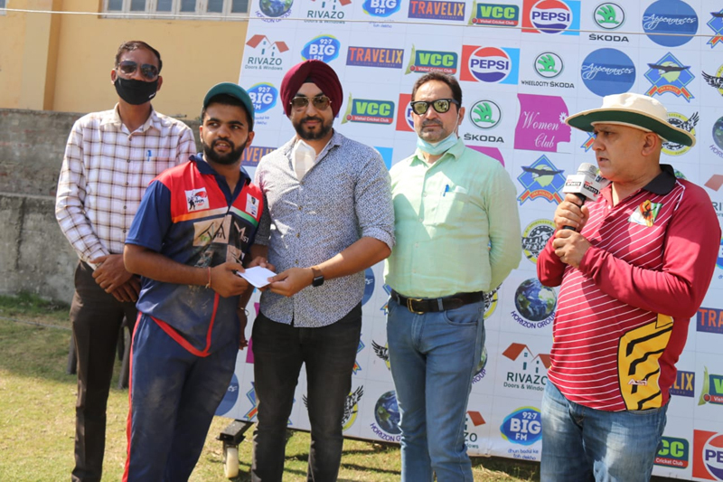Dignitaries presenting Man of the Match award. Dignitaries presenting Man of the Match award.