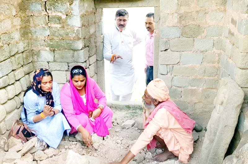 Sena Sena leaders during Purmandal visit. Sena Sena leaders during Purmandal visit.