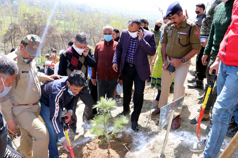 Div Com Kashmir and VC LAWDA during a conservation drive in Dal area. Div Com Kashmir and VC LAWDA during a conservation drive in Dal area.