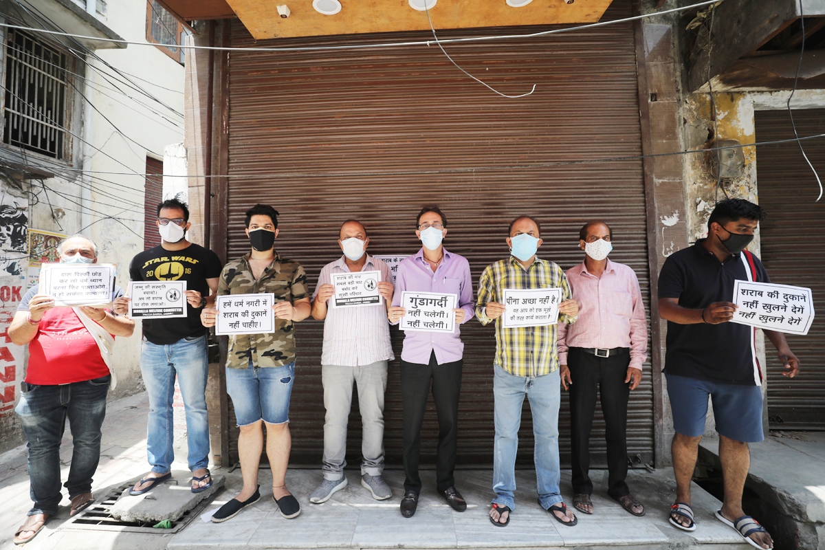 Residents during protest outside a wine shop in Chowk Chabutra area of Jammu. —Excelsior/Rakesh Residents during protest outside a wine shop in Chowk Chabutra area of Jammu. —Excelsior/Rakesh