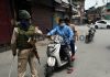Cops check movement of vehicles during lockdown in Srinagar on Tuesday. -Excelsior/Shakeel