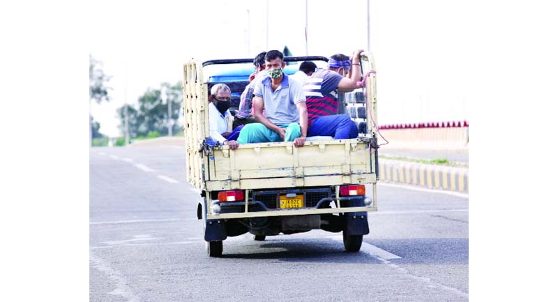 People travel in a load carrier during lockdown at Bikram Chowk Jammu on Friday. —Excelsior/Rakesh People travel in a load carrier during lockdown at Bikram Chowk Jammu on Friday. —Excelsior/Rakesh