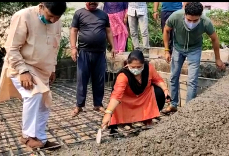 JMC Councillor, Sharda Kumari starting construction of footbridge over a deep drain in Ward 47 on Sunday. JMC Councillor, Sharda Kumari starting construction of footbridge over a deep drain in Ward 47 on Sunday.