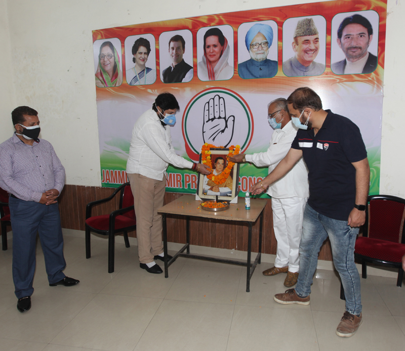Senior Congress leaders paying tributes to late PM Rajiv Gandhi at party office in Jammu. — Excelsior/Rakesh Senior Congress leaders paying tributes to late PM Rajiv Gandhi at party office in Jammu. — Excelsior/Rakesh