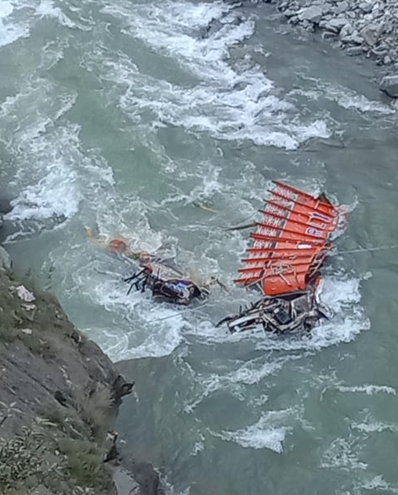 A view of submerged truck in fast-flowing stream near Ramsoo along Jammu-Srinagar National Highway. —Excelsior/Pervaiz A view of submerged truck in fast-flowing stream near Ramsoo along Jammu-Srinagar National Highway. —Excelsior/Pervaiz