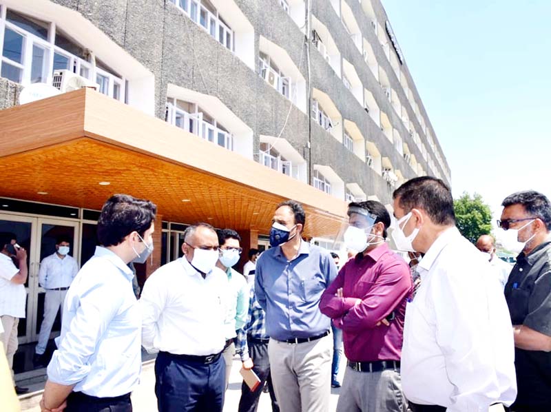 Div Com inspecting preparations for Darbar Move. Div Com inspecting preparations for Darbar Move.