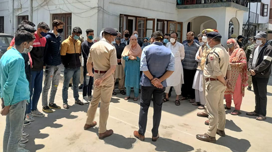 Police officers interacting with parents of youth arrested for violating Corona curfew in Srinagar. Police officers interacting with parents of youth arrested for violating Corona curfew in Srinagar.