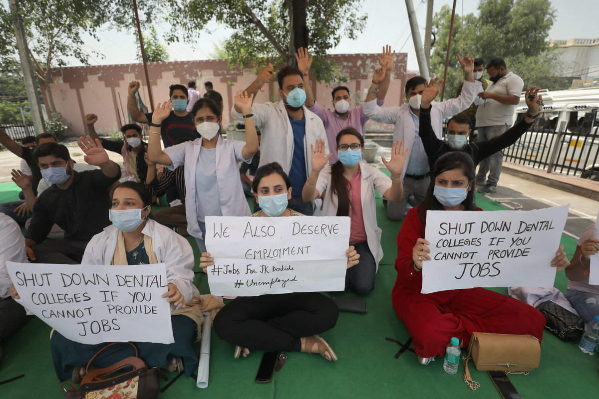 Unemployed dental surgeons during a protest demonstration at Ambphalla in Jammu. -Excelsior/Rakesh Unemployed dental surgeons during a protest demonstration at Ambphalla in Jammu. -Excelsior/Rakesh
