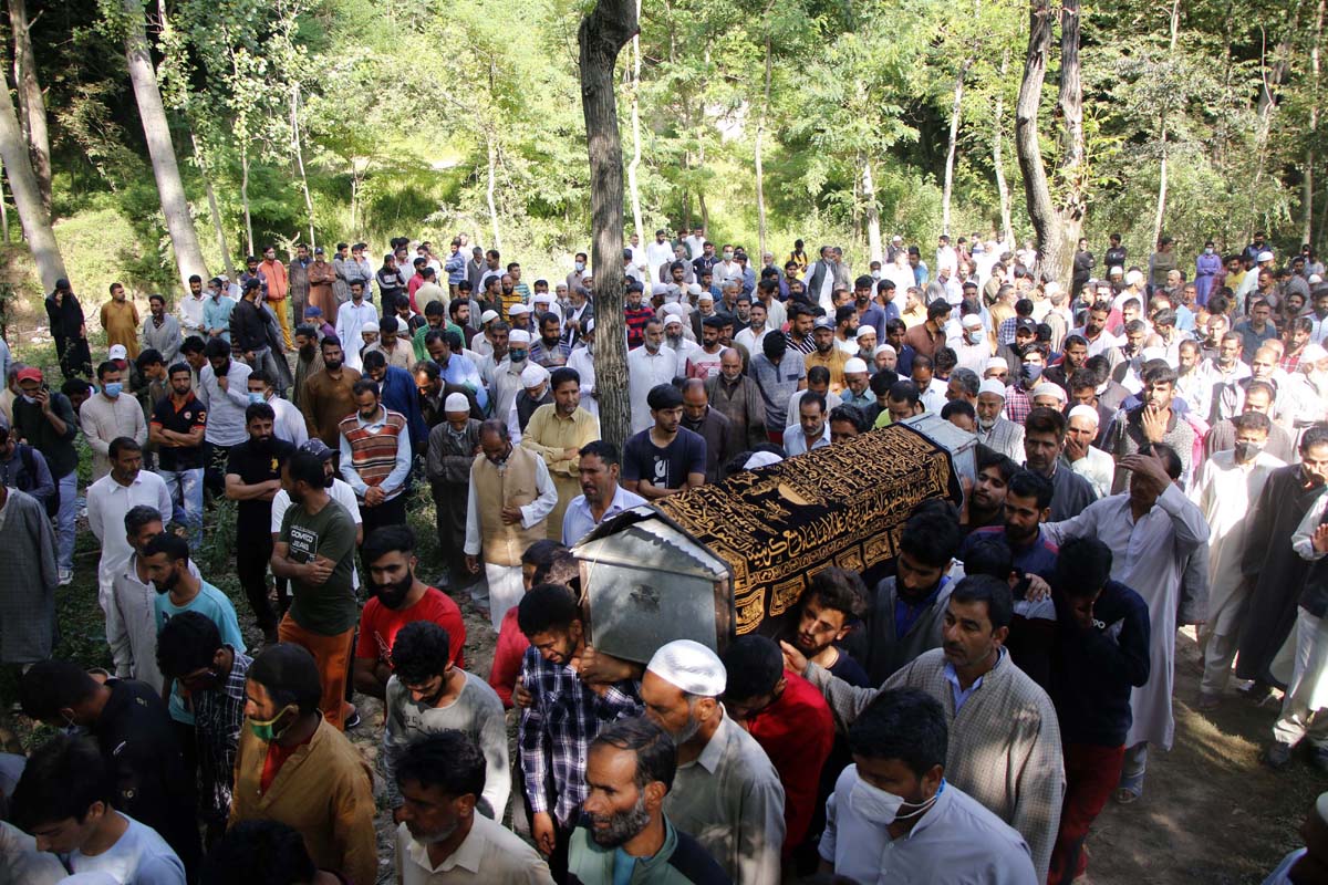 Large number of people at the burial of SPO Fayaz Ahmed at Hariparigam, Awantipora on Monday. -Excelsior/Younis Khaliq Large number of people at the burial of SPO Fayaz Ahmed at Hariparigam, Awantipora on Monday. -Excelsior/Younis Khaliq