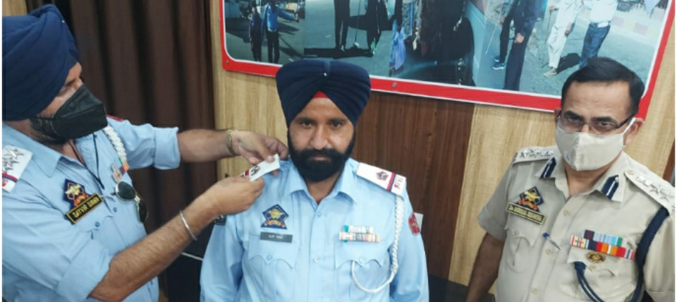 Traffic cop pinning rank to promoted officials in presence of SSP Traffic Dr Koshal Kumar Sharma. Traffic cop pinning rank to promoted officials in presence of SSP Traffic Dr Koshal Kumar Sharma.