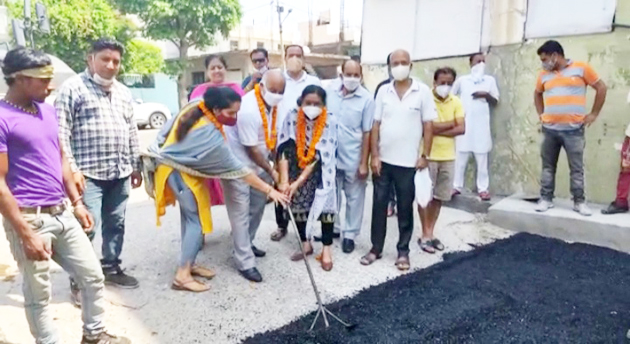 Dignitaries kick starting blacktopping work. Dignitaries kick starting blacktopping work.