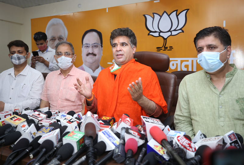 BJP president Ravinder Raina alongwith other party leaders at a press conference at Jammu on Saturday. —Excelsior/Rakesh BJP president Ravinder Raina alongwith other party leaders at a press conference at Jammu on Saturday. —Excelsior/Rakesh