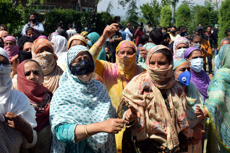 People protesting during the funeral procession of girl. -Excelsior/Shakeel People protesting during the funeral procession of girl. -Excelsior/Shakeel
