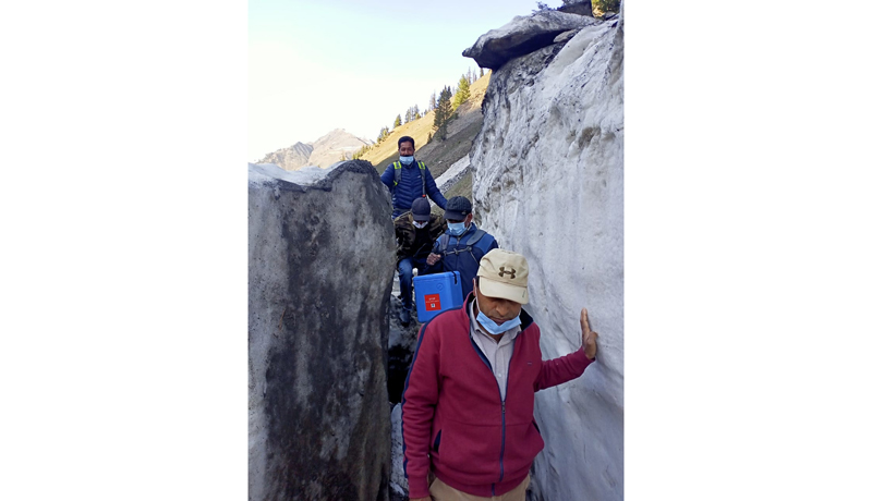 Healthcare workers passing through tough terrain of Gurez valley to vaccinate people against COVID-19. Healthcare workers passing through tough terrain of Gurez valley to vaccinate people against COVID-19.