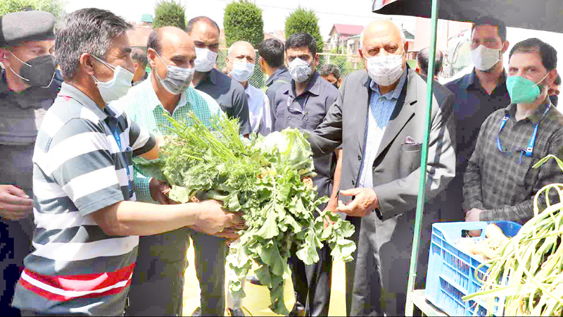 MP Dr Farooq Abdullah during visit to organic vegetable outlet in Lalmandi, Srinagar on Saturday. MP Dr Farooq Abdullah during visit to organic vegetable outlet in Lalmandi, Srinagar on Saturday.