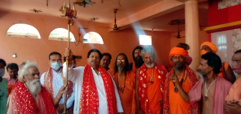 Senior Cong leader Raman Bhalla interacting with Sadhus at Bahu Fort in Jammu. Senior Cong leader Raman Bhalla interacting with Sadhus at Bahu Fort in Jammu.