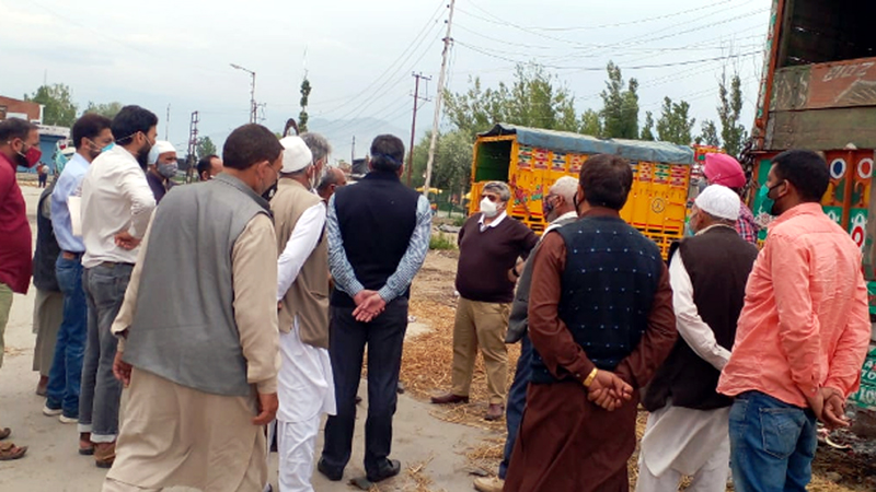 Director Horticulture (P&M) Vishesh Mahajan interacting with fruit traders in Anantnag. Director Horticulture (P&M) Vishesh Mahajan interacting with fruit traders in Anantnag.