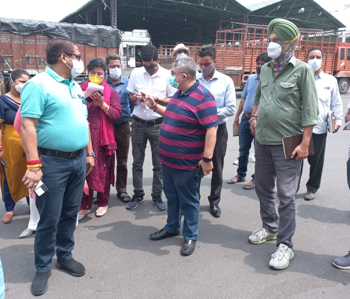 Director Horticulture (P&M) Vishesh Mahajan during visit to Narwal Mandi in Jammu. Director Horticulture (P&M) Vishesh Mahajan during visit to Narwal Mandi in Jammu.