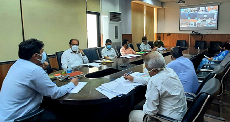 Div Com chairing a meeting. Div Com chairing a meeting.