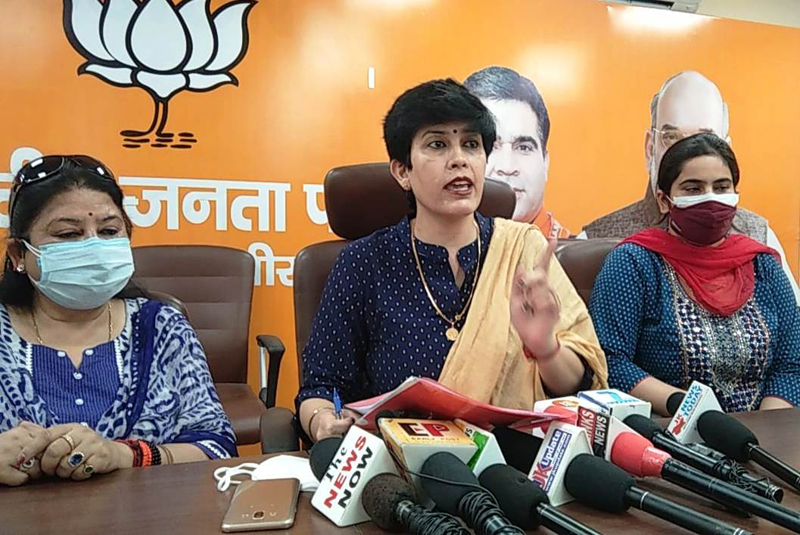 BJP leader Rajni Sethi talking to reporters at Jammu on Wednesday. —Excelsior/Rakesh BJP leader Rajni Sethi talking to reporters at Jammu on Wednesday. —Excelsior/Rakesh