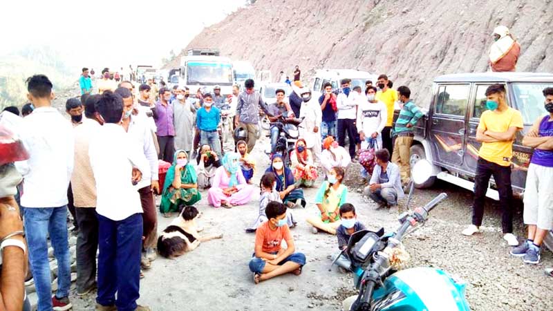 Residents during protest at Dalwas. -Excelsior/Parvaiz Residents during protest at Dalwas. -Excelsior/Parvaiz