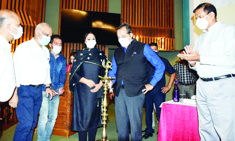 Advisor Baseer Khan and other dignitaries at the inaugural occasion of one day conclave of ex-servicemen at SKICC. Advisor Baseer Khan and other dignitaries at the inaugural occasion of one day conclave of ex-servicemen at SKICC.