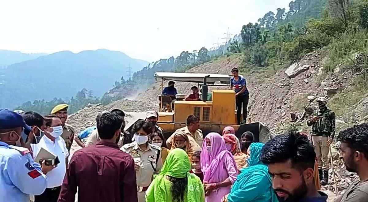 Police officer pacifying protestors at Dhalwas in district Ramban. -Excelsior/Pervaiz Police officer pacifying protestors at Dhalwas in district Ramban. -Excelsior/Pervaiz