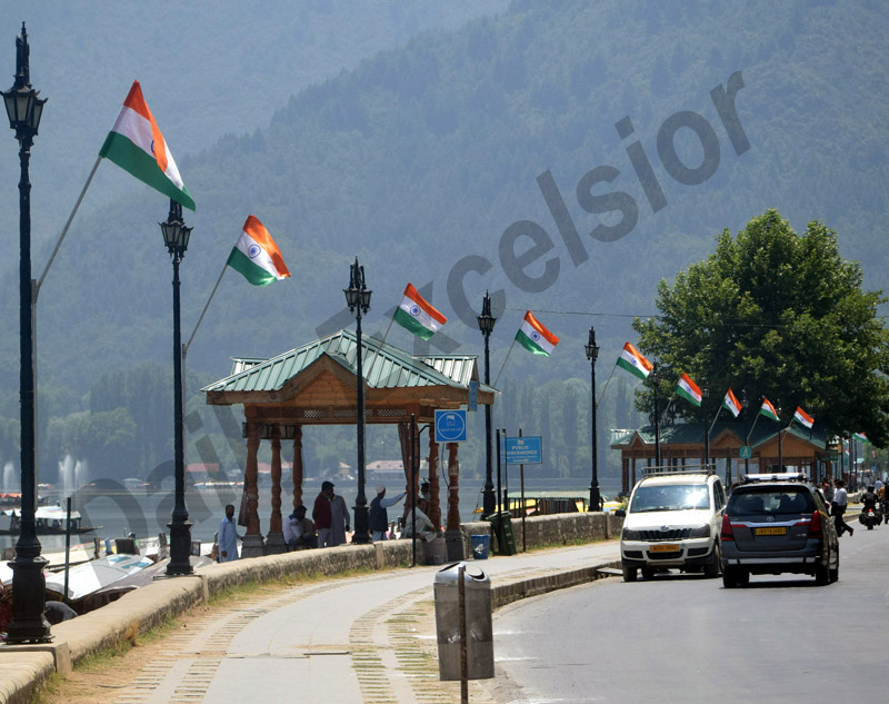 Boulevard Road on the banks of Dal lake in Srinagar bedecked with national flags. —Excelsior/Shakeel