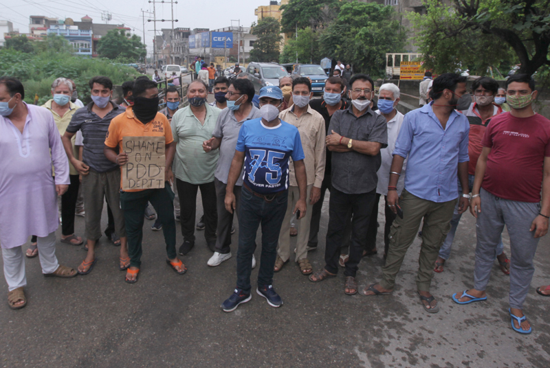 People protesting against PDD at Lower Roop Nagar in Jammu. - Excelsior/Rakesh People protesting against PDD at Lower Roop Nagar in Jammu. - Excelsior/Rakesh